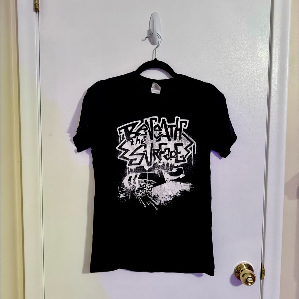 Gildan “Beneath the Surface” Graffiti Tshirt S